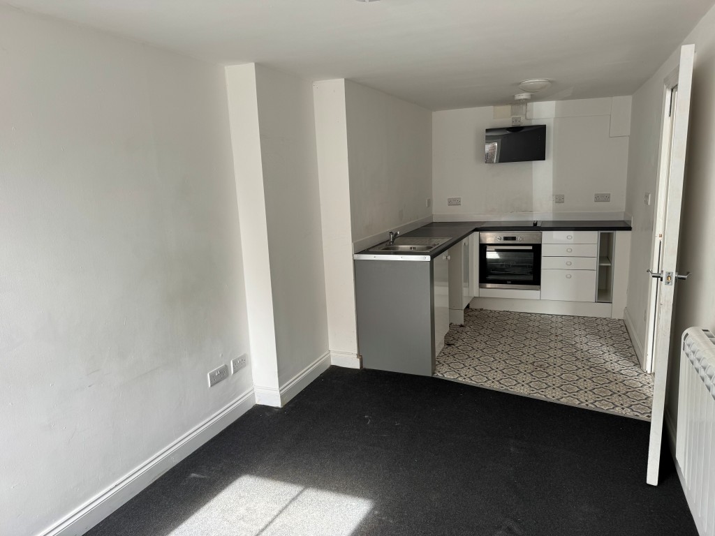 Lot: 46 - FREEHOLD TOWN CENTRE BLOCK OF FOUR TWO-BEDROOM FLATS AND A ONE-BEDROOM FLAT - A Living Room/Kitchen